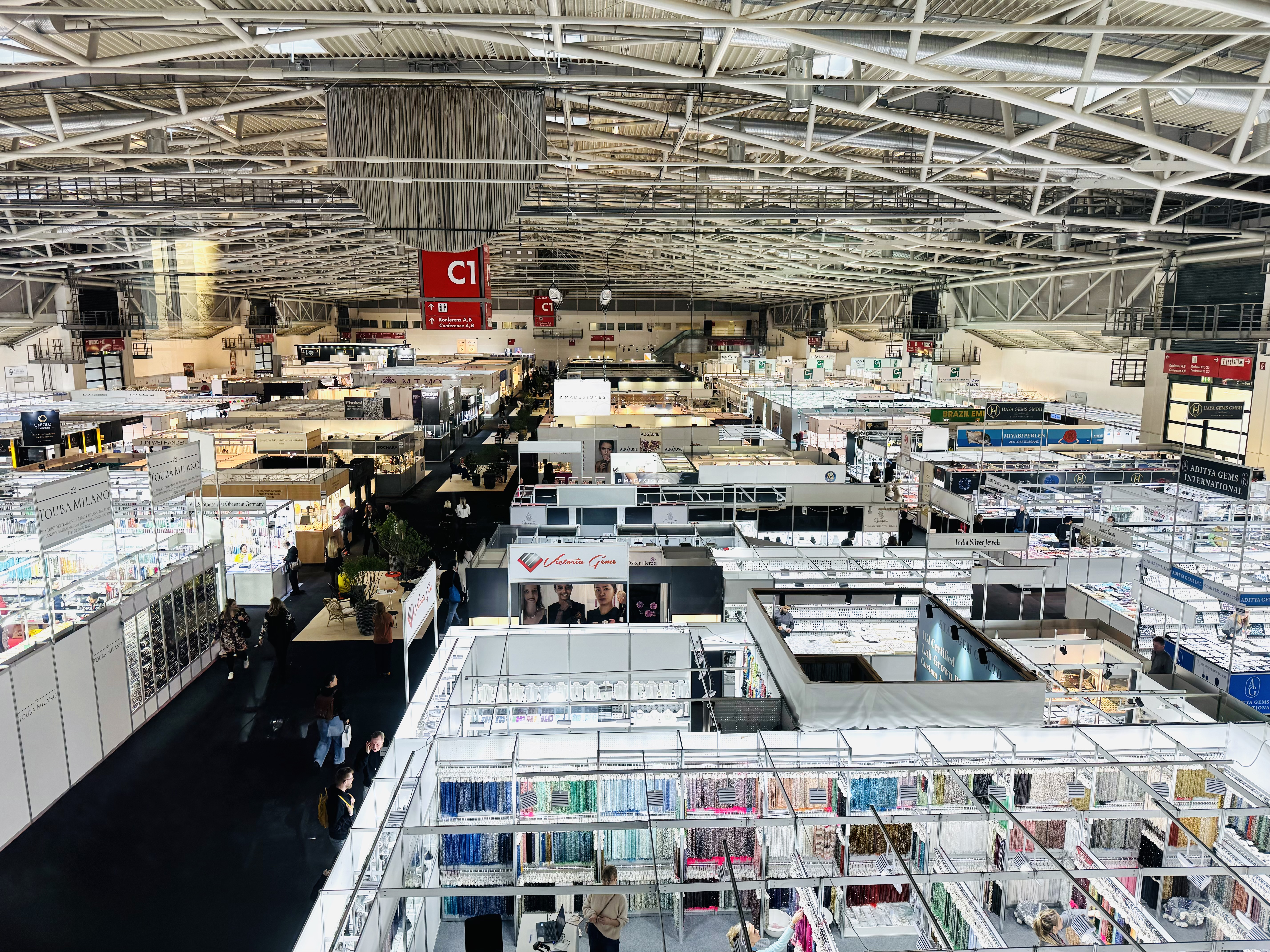 Foto einer Messehalle der Inhorgenta in München 2026 von oben in der Totalen