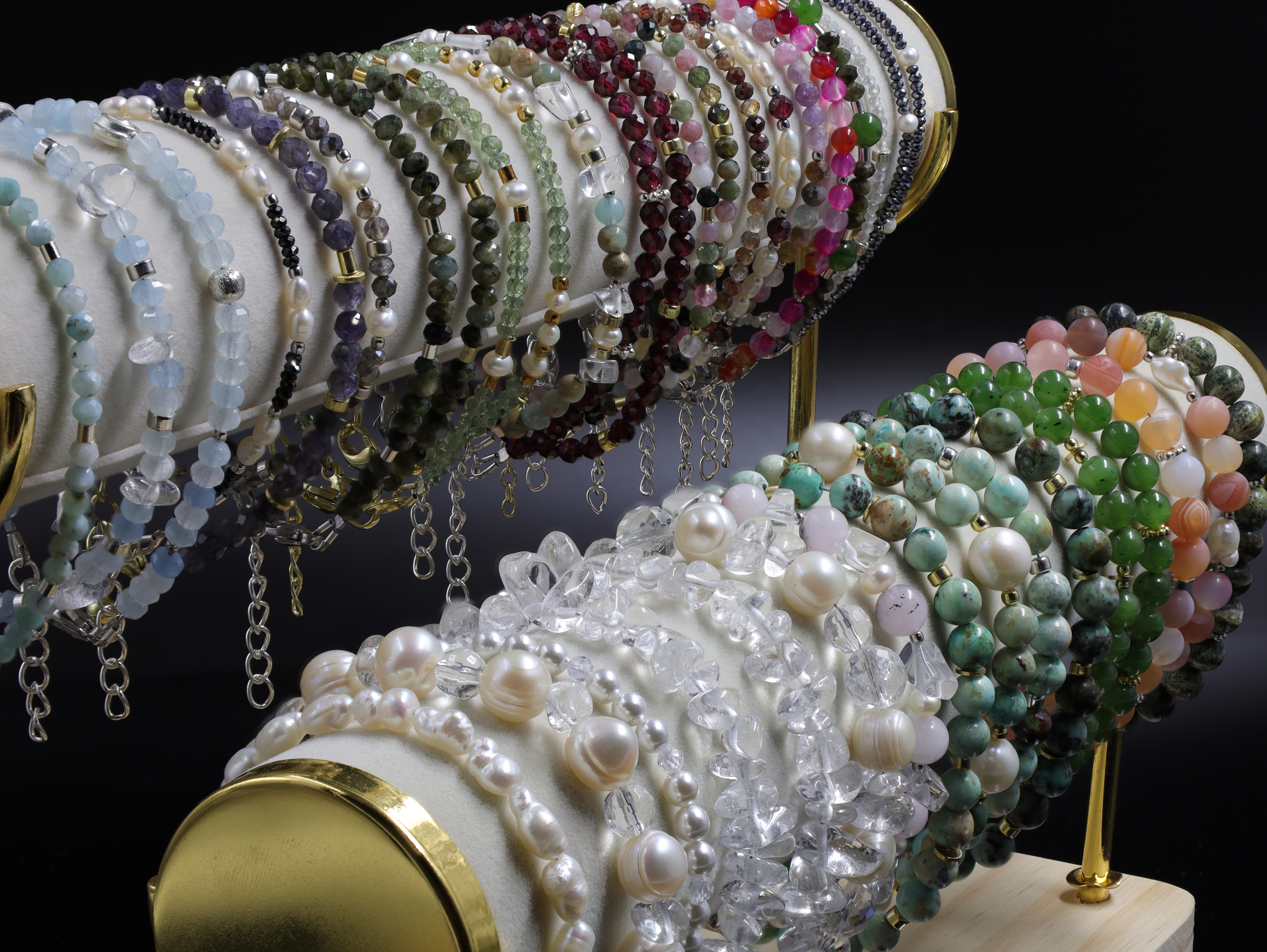 Ständer voller Armbänder und Ketten aus der Funkelatelier Alltagskollektion