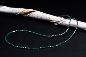 Diamantkette in Würfelform mit intensiv türkisfarbenen Diamanten