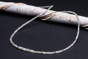 Diamantcollier mit facettierten grauen Diamanten