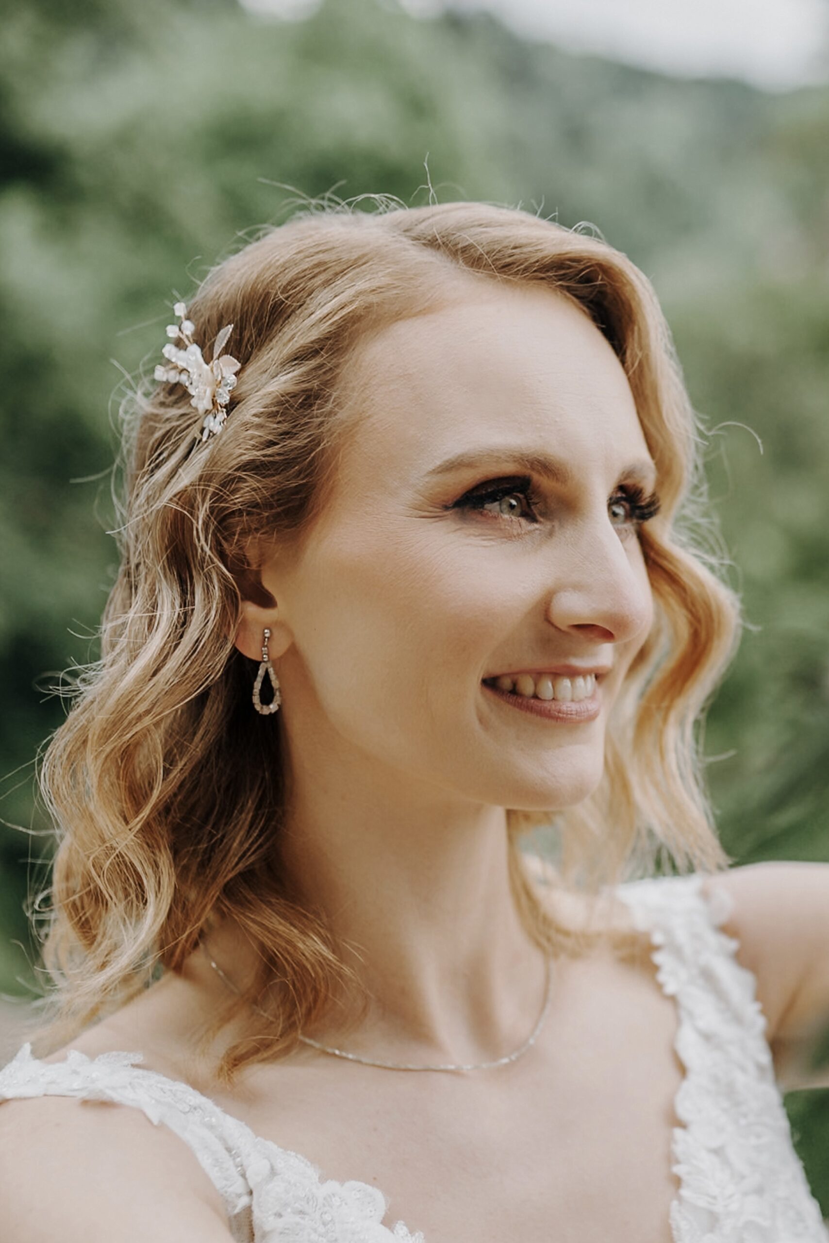 Braut mit Brautschmuck von Funkelatelier