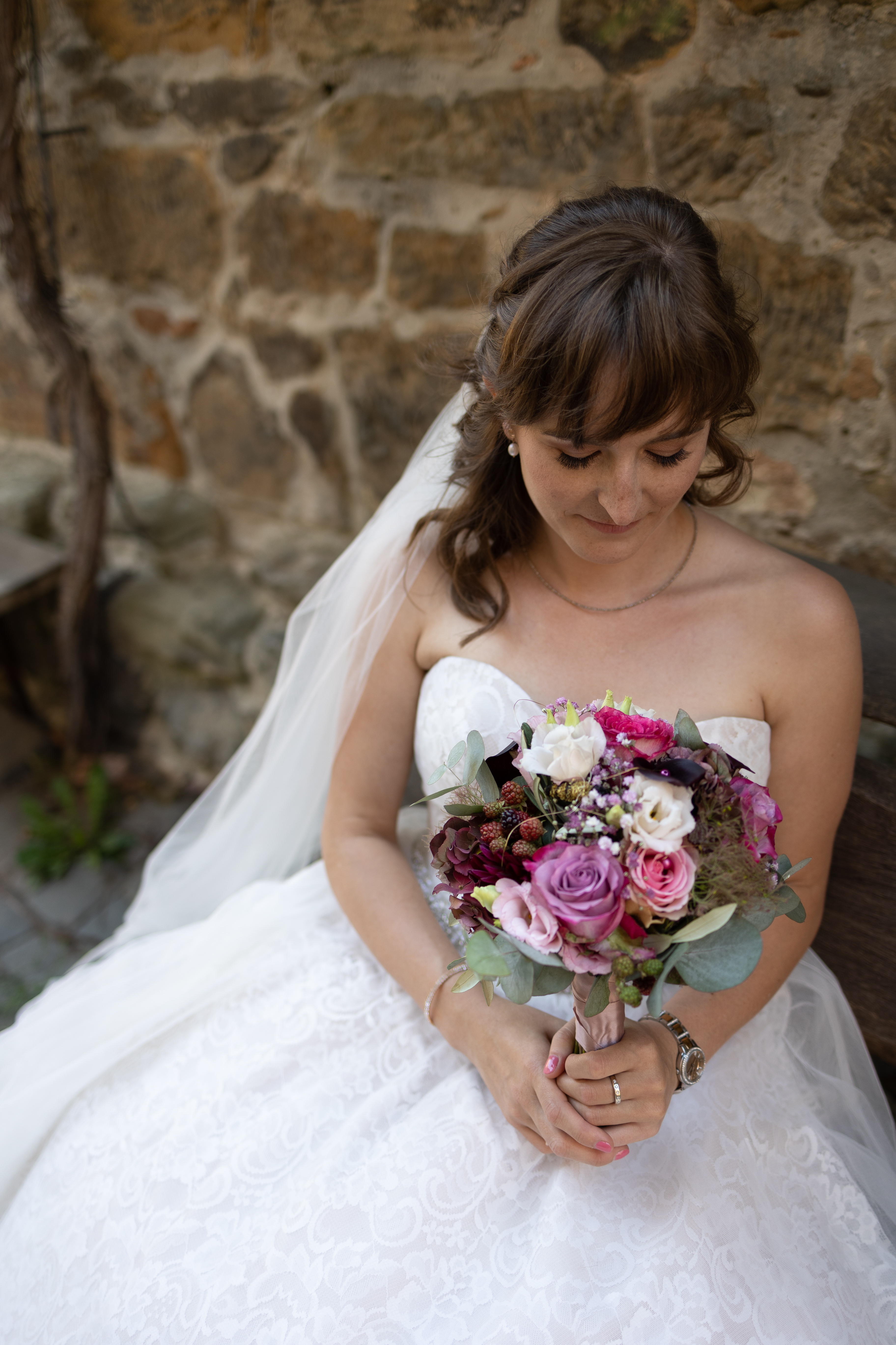 Braut Sabrina mit Diamantcollier von Funkelatelier